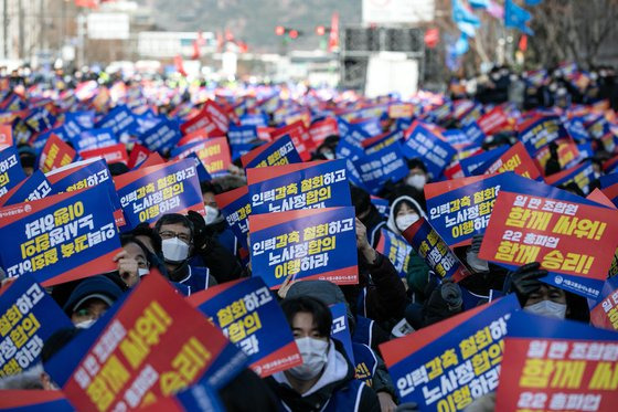 서울교통공사 노동조합원들이 30일 오전 서울 중구 서울광장에서 총파업 출정식을 갖고 인력감축 철회, 노사정 합의 이행 등을 촉구하고 있다. 뉴스1