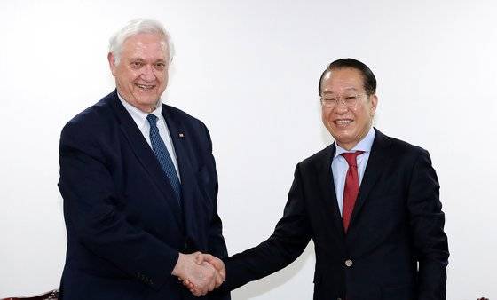 권영세 통일부 장관과 존 햄리 CSIS 소장이 30일 오후 서울 종로구 정부서울청사 통일부 장관 집무실에서 면담에 앞서 인사를 나누고 있다. 뉴스1