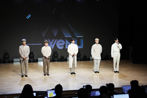 Boy band WeNU sings its title track during a showcase event for its EP "Haru Haru" on Wednesday at the Ilji Art Hall in southern Seoul. The band debuted the same day. [IRION ENTERTAINMENT]