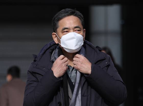 Kwak Sang-do, a former lawmaker, leaves the Seoul Central District Court in southern Seoul on Wednesday. [YONHAP]