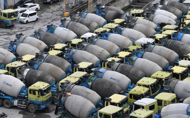 화물연대 총파업 닷새째인 지난 28일 경기도 안양시의 한 레미콘 업체에 레미콘 차량이 주차돼 있다. 이한형 기자