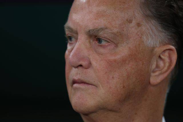 네덜란드 축구대표팀의 루이스 판 할 감독이 30일(한국시간) 카타르 알코르 알바이트 스타디움에서 개최국 카타르를 2대 0으로 이긴 월드컵 조별리그 A조 최종 3차전 도중 그라운드를 바라보고 있다. 로이터연합뉴스