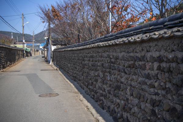 네덜란드 식으로 쌓아 빗살무늬처럼 보이는 한골목 돌담.