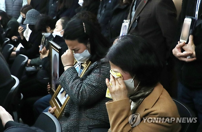 지난 22일 이태원 참사 유가족들이 서울 서초구 민주사회를 위한 변호사모임(민변)에서 열린 입장발표 기자회견에서 오열하고 있다. [사진=연합뉴스]
