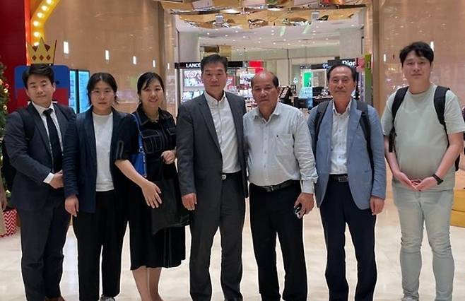 약침학회 안병수 부회장(사진 가운데)과 베트남 전통의약국 응우엔 테 틴 국장(가운데 오른쪽)