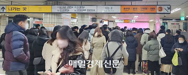 서울교통공사 노동조합이 파업에 돌입한 30일 저녁 서울 지하철 3호선 압구정역 개찰구에서 승객들이 승강장으로 내려가는것을 통제하고 있다. 서울교통공사 노조의 파업은 1∼8호선 기준으로 2016년 9월 이후 6년 만이다. 2022.11.30 [독자제공]