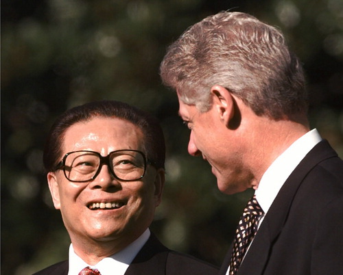 1997년 10월 29일 미국을 국빈방문한 장쩌민 중국 국가주석이 백악관에서 빌 클린턴 대통령과 마주 보며 웃고 있다.  【AP연합뉴스】