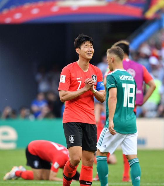 = 축구대표팀 손흥민이 27일 오후(현지시간) 러시아 카잔 아레나에서 열린 2018 러시아월드컵 F조 최종전 독일과의 경기에서 2-0 승리를 이끈 뒤 감격에 겨워 눈물을 쏟아내고 있다. 2018.6.27/뉴스1