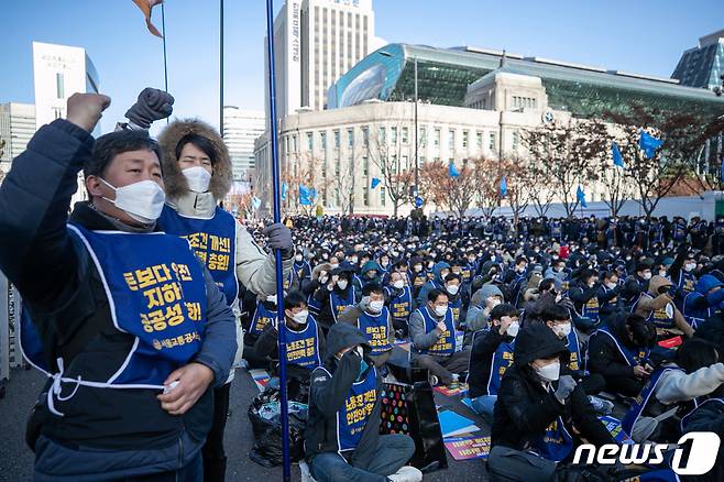 서울교통공사노동조합원들이 30일 오전 서울 중구 서울광장에서 총파업 출정식을 갖고 인력감축 철회, 노사정 합의 이행 등을 촉구하고 있다 /사진=뉴스1