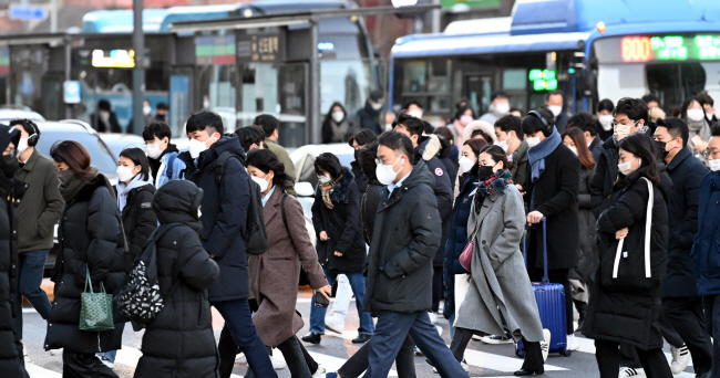 한파에 파업까지… : 서울 등 대부분 지역에 한파 경보가 발령된 30일 오전 화물연대 파업 소식에 서울 구로구 신도림역 인근에서 지하철 대신 버스를 이용하려는 시민들이 두꺼운 옷을 입고 출근길을 재촉하고 있다.   박윤슬 기자