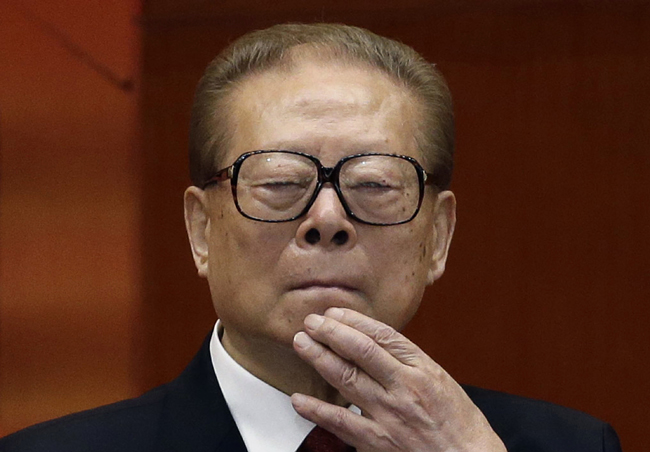 30일 타계한 장쩌민 전 중국 국가주석이 지난 2012년 11월 8일 베이징 인민대회당에서 열린 제18차 공산당대회 개막식을 지켜보는 모습. AP 연합뉴스