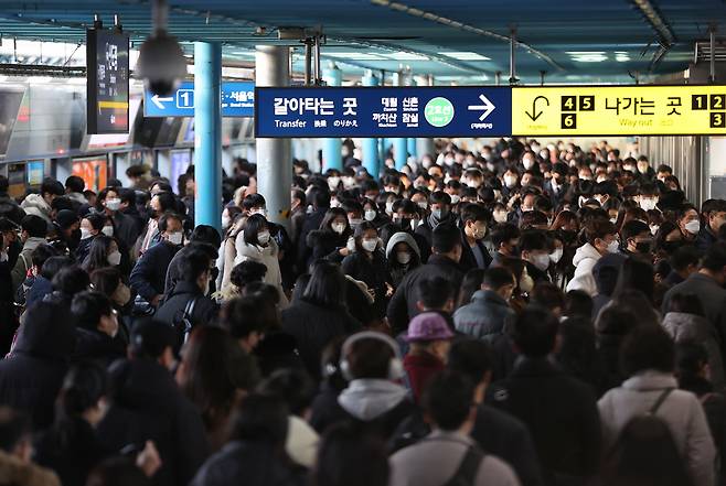 서울 지하철을 운영하는 서울교통공사 노동조합이 파업에 돌입한 30일 오전 서울 지하철 1호선 신도림역 승강장에서 승객들이 이동하고 있다. 서울교통공사 노조의 파업은 1~8호선 기준으로 2016년 9월 이후 6년 만이다. [연합]