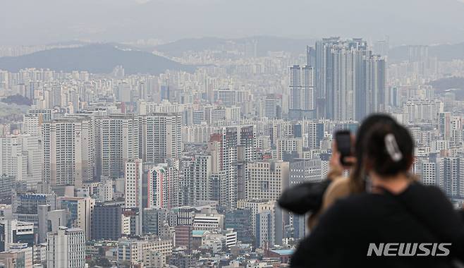 [서울=뉴시스] 권창회 기자 = 지난 5년간 서울지역의 주택분 종합부동산세(종부세) 부과액이 2017년 2366억원에서 올해 1조8144억원으로 667%  급등한 것으로 나타났다. 사진은 지난 28일 오전 서울 남산타워에서 바라본 아파트단지 모습. 2022.11.28. kch0523@newsis.com