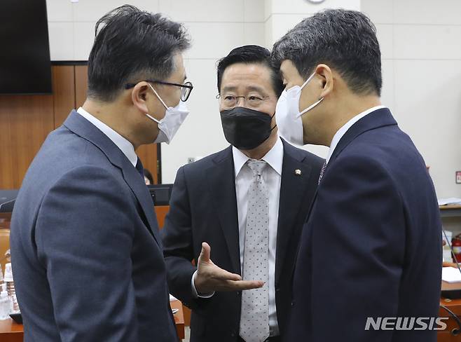 [서울=뉴시스] 최진석 기자 = 이태규(가운데) 국회 교육위 국민의힘 간사가 지난 28일 서울 여의도 국회에서 열린 교육위원회 전체회의를 마친 뒤 이주호(오른쪽) 사회부총리 겸 교육부 장관, 장상윤 교육부 차관과 대화를 나누고 있다. 2022.11.29. myjs@newsis.com