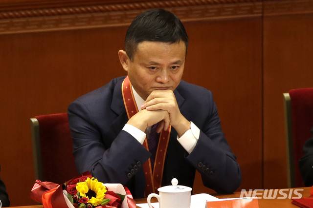 [베이징=AP/뉴시스] 2018년 12월18일(현지시간) 중국 베이징 인민대회당에서 중국 개혁개방정책 40주년 경축 행사가 열렸다. 사진은 이 행사에 참석한 알리바바 창업자 마윈(馬雲)의 모습. 2021.01.06.