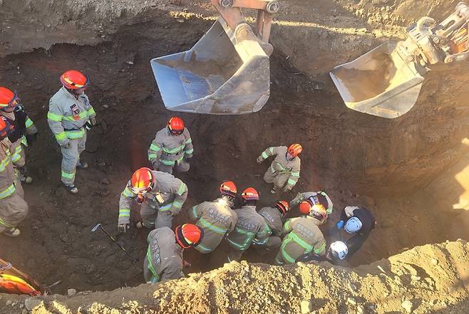 [화성=뉴시스] 30일 오후 2시40분께 경기 화성시 비봉면 구포리의 한 문화재 발굴 현장에서 토사가 무너지며 작업자 2명이 매몰돼 소방당국이 구조작업을 진행하고 있다. (사진=경기도소방재난본부 제공) *재판매 및 DB 금지