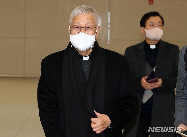 [인천공항=뉴시스] 이영환 기자 = 교황청 성직자부 장관인 유흥식 라자로 추기경이 30일 오후 인천국제공항 제2여객터미널을 통해 귀국하고 있다. 2022.11.30. 20hwan@newsis.com