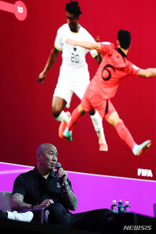 [알라이얀(카타르)=뉴시스] 백동현 기자 = 차두리가 30일(현지시간) 오전 카타르 메인미디어센터(MMC)에서 열린 국제축구연맹(FIFA) 기술 연구 그룹(TSG) 브리핑에서 발언하고 있다. TSG는 월드컵 경기를 분석하고 보고서를 만들어 대회 최우수 선수와 개인 수상자 선정 등에 관여하는 일을 한다. 2022.11.30. livertrent@newsis.com