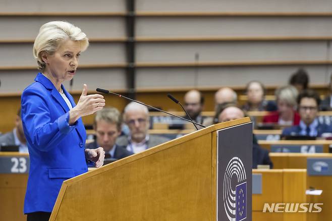 [브뤼셀(벨기에)=AP/뉴시스]우르줄라 폰 데어 라이엔 유럽연합(EU) 집행위원장이 11월9일 벨기에 브뤼셀 유럽의회 총회에서 연설하고 있다.  2022.11.30