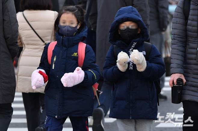 전국 대부분 지역에 한파 특보가 내려진 30일 오전 서울 종로구 광화문네거리에 겨울 옷을 입은 시민들이 출근을 하고 있다. 류영주 기자