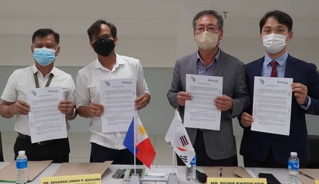 유승권 ㈜바이오플랜 대표(왼쪽 세번째)는 10월 필리핀 누에바에시하주에 위치한 필리핀 농림부 산하 벼 연구소 필라이스(PhilRice)에서 ‘벼 수확량 및 품질 향상을 위한 식물생리활성 기술 보급’을 위한 업무협약을 체결했다.