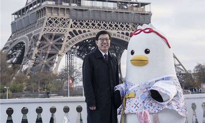 박형준 부산시장이 에펠탑 앞에서 부산 소통 캐릭터 ‘부기’와 포즈를 취하고 있다. 부산시 제공