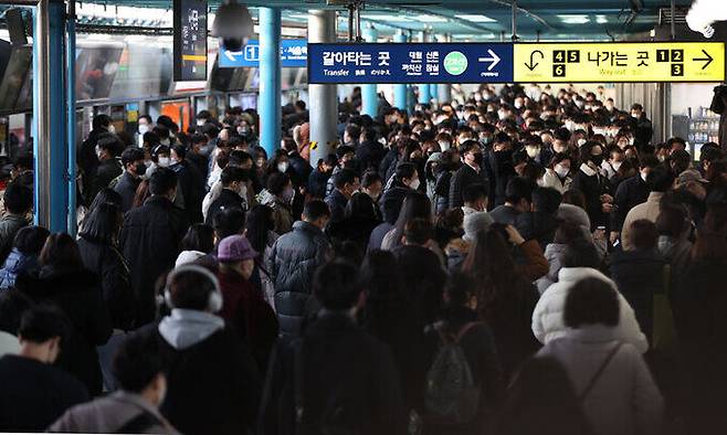 서울 지하철을 운영하는 서울교통공사 노동조합이 파업에 돌입한 30일 오전 서울 지하철 1호선 신도림역 승강장에서 승객들이 이동하고 있다. 연합뉴스