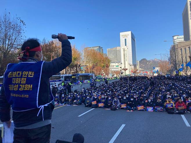 서울교통공사 노동조합 조합원 5000여명(주최측 추산)이 30일 오전 서울시청 인근에서 출정식을 열고 총파업 선언을 하고 있다. 공공운수노조 제공.