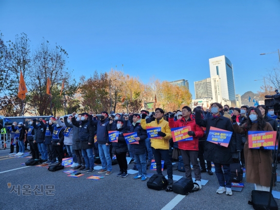 - 서울교통공사 노조가 총파업을 시작한 30일 오전 11시쯤 서울 중구 세종대로에서 총파업 출정식을 가지고 인력 감축안의 철회를 요구했다. 이날 약 6000명(주최 측 추산)의 조합원이 참여한 출정식에 경찰은 세종대로 5개 차로를 통제했다.곽소영 기자