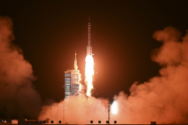 중국의 유인우주선 선저우 15호가 29일 오후 11시 8분(현지 시각) 중국 서북부 간쑤성 주취안 위성발사센터에서 창정 2F Y15호 로켓에 실린 채 발사되고 있다. EPA연합뉴스