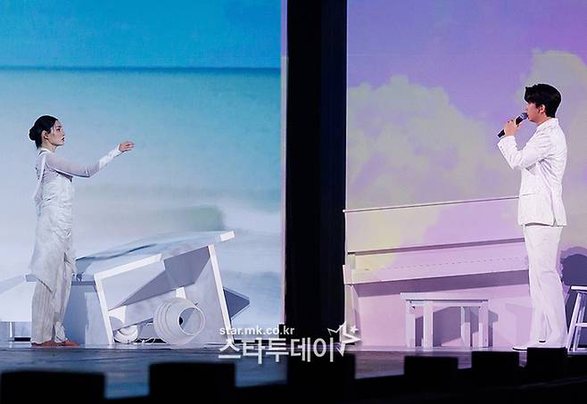 임영웅과 모니카(왼쪽)가 화려한 무대를 선보이고 있다.