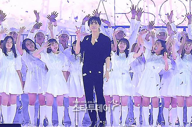 그룹 방탄소년단의 제이홉이 화려한 무대를 선보이고 있다.