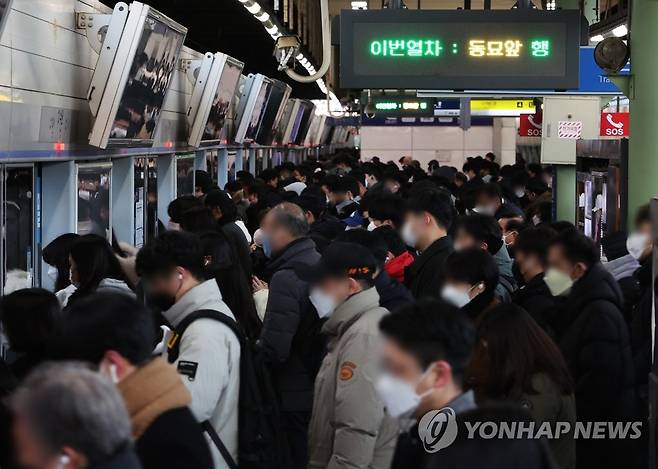 서울교통공사 노조 오늘부터 파업 (수원=연합뉴스) 홍기원 기자 = 서울 지하철을 운영하는 서울교통공사 노동조합이 파업에 들어간 30일 오전 경기도 수원시 지하철 1호선 수원역에서 시민들이 지하열차를 기다리고 있다.
    서울교통공사는 운행 차질을 최소화하기 위해 대체 인력을 출근 시간대(오전 7∼9시) 집중적으로 투입해 운행률을 평상시 수준으로 유지하고 있다. 2022.11.30 xanadu@yna.co.kr