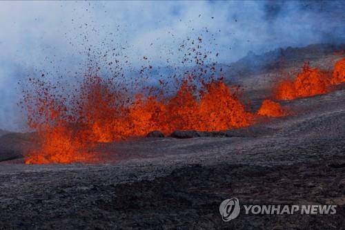 마우나로아 화산 북동쪽 분화구에서 분출하는 용암 [EPA=연합뉴스, DB화 및 재배포 금지]