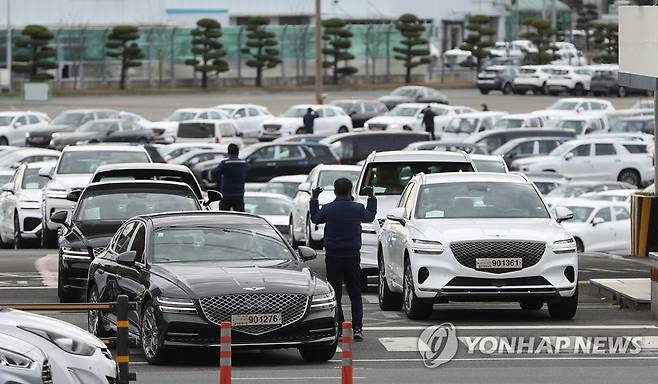 현대차, 오늘도 '로드 탁송' (울산=연합뉴스) 김용태 기자 = 30일 오후 울산시 북구 현대자동차 울산공장에서 임시번호판을 단 완성차가 빠져나오고 있다. 현대차는 화물연대 파업으로 완성차 탁송차량(카캐리어) 대부분이 운행을 멈추자 직원들이 직접 차를 몰아 옮기는 '로드 탁송'을 하고 있다. 2022.11.30 yongtae@yna.co.kr