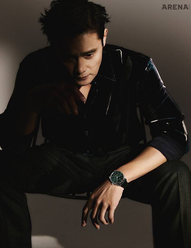 IWC 샤프하우젠의 아이코닉한 컴플리케이션, 퍼페추얼 캘린더를 지름 42.4mm로 구현한 타임피스. 포르투기저 퍼페추얼 캘린더 42 IWC 제품. 실크 혼방 벨벳 셔츠·울 혼방 그레이 팬츠 모두 조르지오 아르마니 제품.