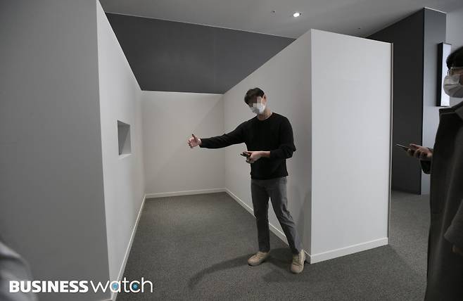 1일 문을 연 서울시 강동구 둔촌동 '올림픽파크 포레온' 견본주택에서 조합 관계자가 논란이 있는 '부엌뷰' 모형을 설명하고 있다./사진=이명근 기자 qwe123@