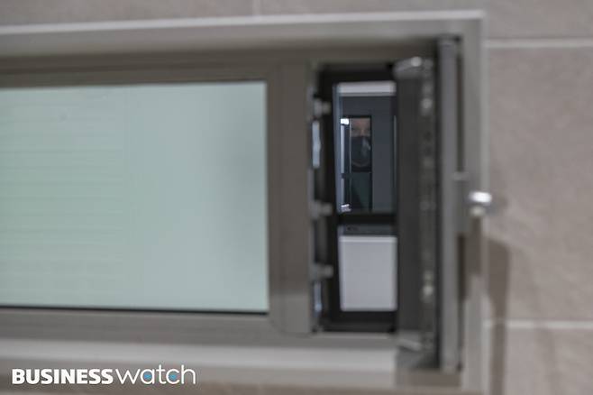 1일 문을 연 서울시 강동구 둔촌동 '올림픽파크 포레온' 견본주택에서 한 예비 청약자가 논란이 있는 '부엌뷰' 모형을 살펴보고 있다./사진=이명근 기자 qwe123@