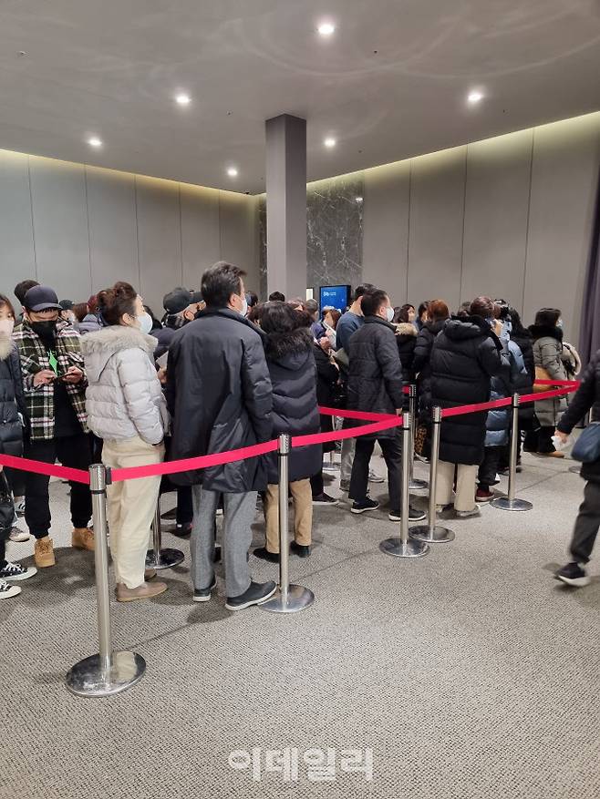 [사진=이데일리 하지나 기자] 1일 서울 강동구 둔촌동 일원에 문을 연 둔촌주공아파트(올림픽파크포레온) 모델하우스에서 전용84㎡A형 유닛 앞에서 방문객들이 줄을 서고 있다.