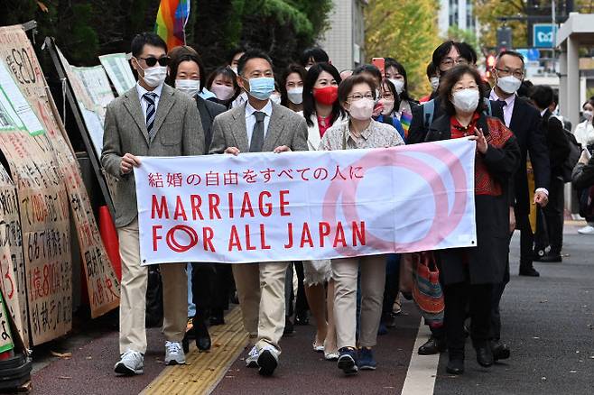 소송을 제기한 원고들과 지지자들이 지난달 30일 판결을 앞두고 도쿄지방법원을 향해 행진하고 있다.(사진=AFP)