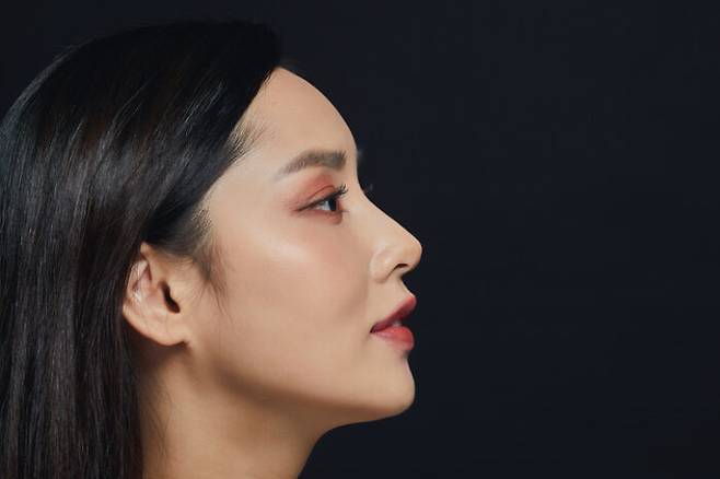 전형적인 미인형의 옆모습에선 봉긋한 이마, 시원하게 높고 예쁜 코, 그리고 뚜렷한 턱끝을 볼 수 있다 [사진=게티이미지뱅크]