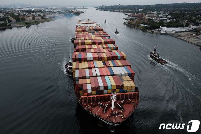 화물선이 미국 뉴저지주 베이온의 항구에 입항하고 있다. ⓒ AFP=뉴스1 ⓒ News1 신윤하 기자
