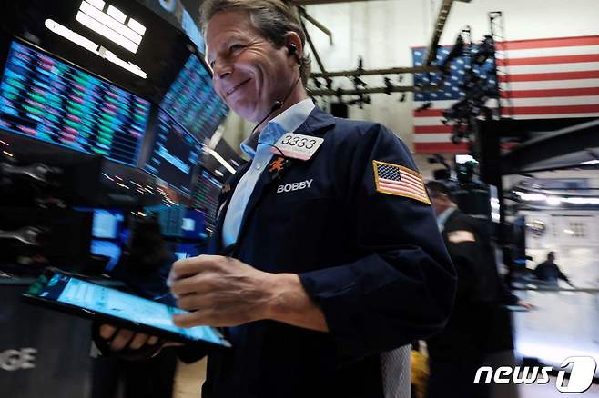 NYSE 한 트레이더가 주가 급등에 기뻐하고 있다.  ⓒ AFP=뉴스1