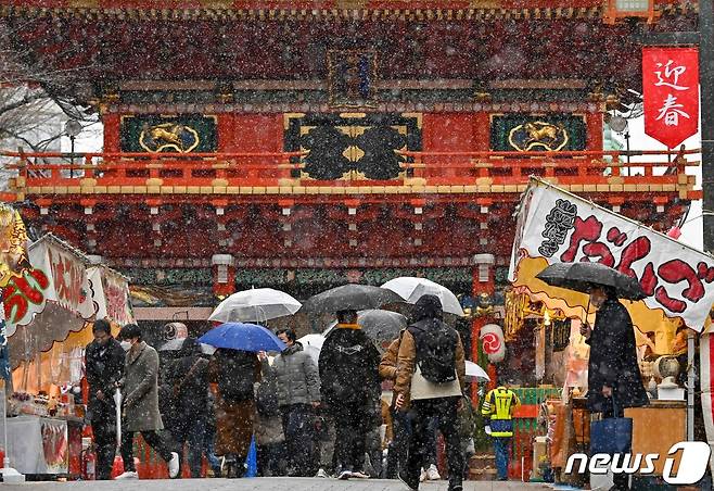 지난 1월6일(현지시간) 눈 내리는 일본 도쿄 칸다묘진 신사에 방문객들로 인산인해를 이루고 있다. 2022.01.06 ⓒ AFP=뉴스1 ⓒ News1 정윤미 기자