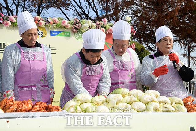 인사말을 마친 김진표 국회의장이 서둘러 김치를 담그고 있다.