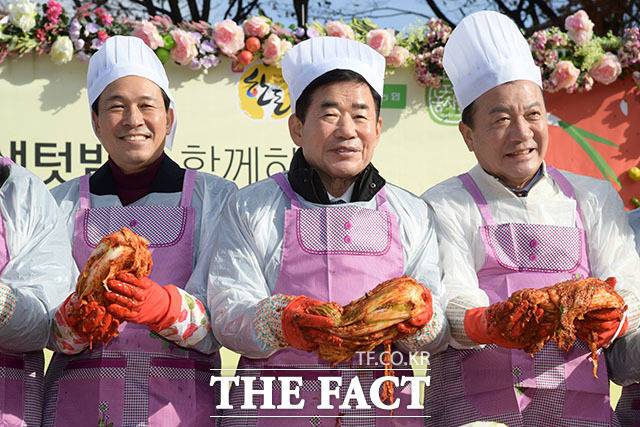 김치 담그기에는 여야가 없습니다! 왼쪽부터 우상호 더불어민주당 의원, 김 의장, 염동열 국민의힘 의원이 기념촬영을 하고 있다.