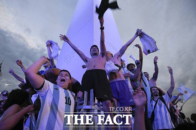 2022 카타르 월드컵 아르헨티나와 폴란드의 조별리그 C조 3차전 경기가 열린 30일(현지시간) 아르헨티나 부에노스아이레스에서 거리 응원을 하던 축구 팬들이 아르헨티나의 승리와 16강 진출에 환호하고 있다. /부에노스아이레스=AP.뉴시스