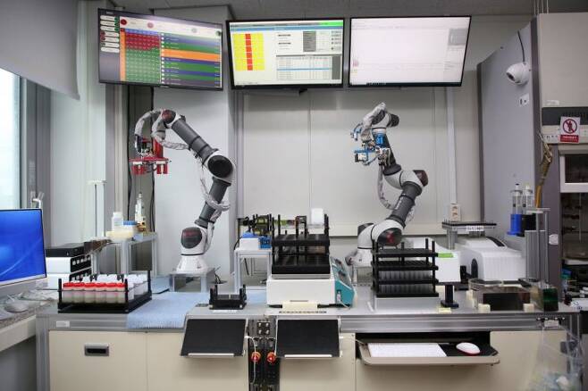 로봇을 활용한 촉매 성능 평가 자동화 실험실. 사진제공=한국에너지기술연구원.