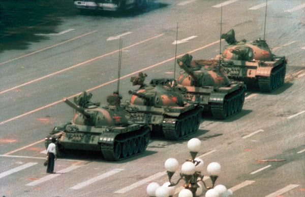 1989년 6월 중국 톈안먼 민주화 시위 당시 한 남성이 맨몸으로 탱크들을 막아서고 있다. AP통신 사진기자 제프 와이드너가 이 모습을 촬영했다./조선DB