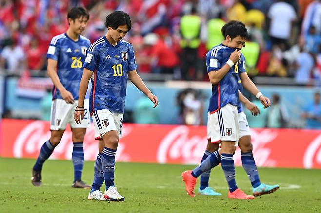 일본 축구 국가대표팀 선수들이 코스타리카와의 경기에서 패한 후 고개를 숙인 모습. /EPA 연합뉴스